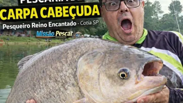 Pescador segurando carpa cabeçuda gigante no Pesqueiro Reino Encantado em Cotia SP